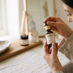 Kobieta z uwagą ogląda eleganckie serum, reprezentując najnowsze wiadomości kosmetyczne.